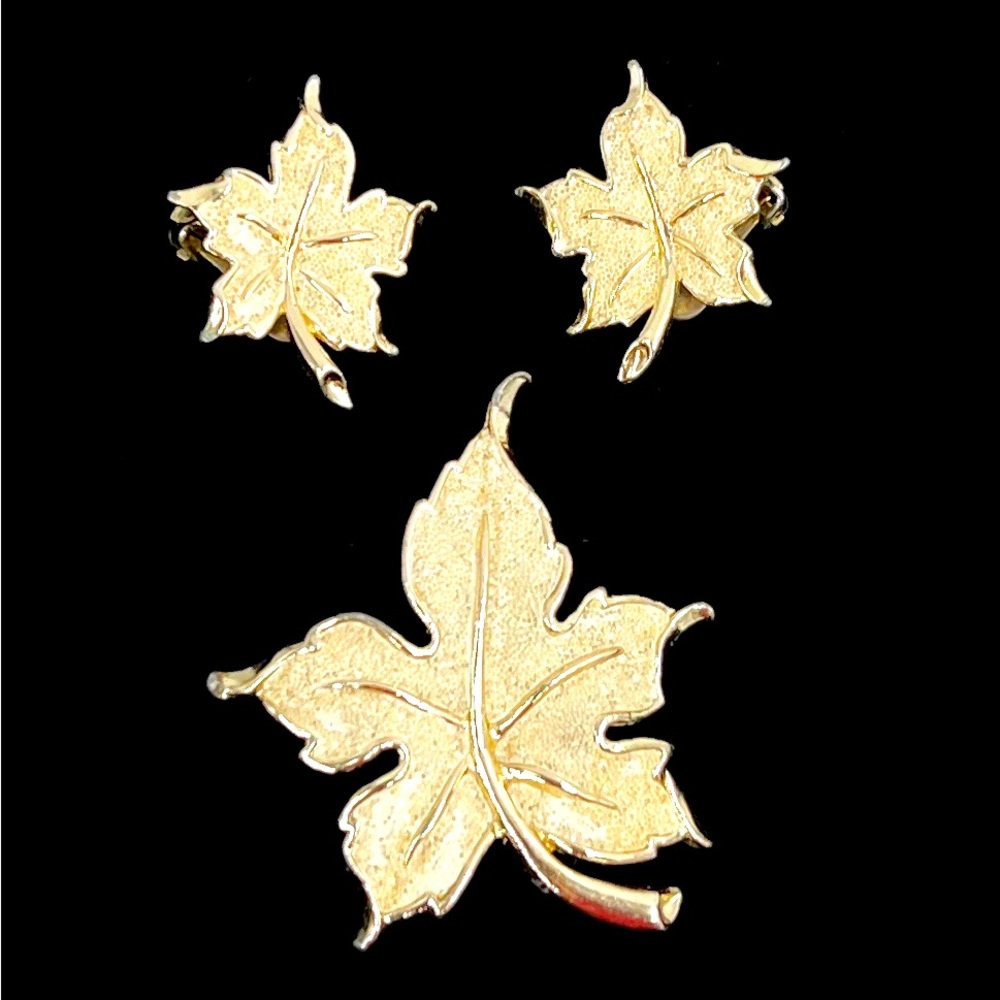Vintage Emmons Leaf Shaped Cream Color Brooch and Clip Earrings